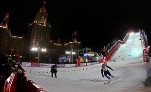 La Coupe du monde de ski alpin délaisse les montagnes pour faire escale en ville mardi soir à Moscou avec un slalom en duels (17H45 GMT), au terme duquel l'Autrichien Marcel Hirscher a toute chance de basculer en tête au classement général.