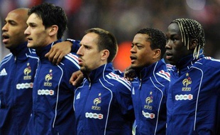 Les joueurs de l'équipe de France, lors de l'hymne national avant la rencontre face à l'Espagne 3 mars 2010.