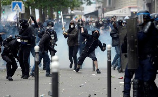 Des personnes cagoulées face à des policiers lors de la manifestation contre la loi travail à Paris, le 14 juin 2016