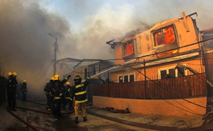 Un gigantesque incendie a commencé lundi à ronger des collines de Valparaiso, au Chili