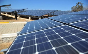 Le directeur général d'EDF Energies nouvelles Antoine Cahuzac, en visite en Israël, a annoncé le lancement du premier projet de ferme solaire photovoltaïque coproduit par la filiale d'énergies renouvelables d'EDF au kibboutz Gvoulot, dans le désert du Néguev (sud).