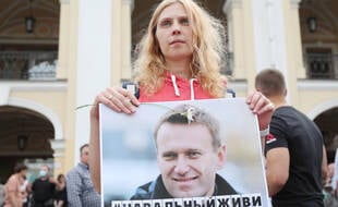 Une manifestante tient un portrait d'Alexeï Navalny, opposant à Vladimir, lors d'une manifestation à Saint-Petersbourg, le 22 août 2020.
