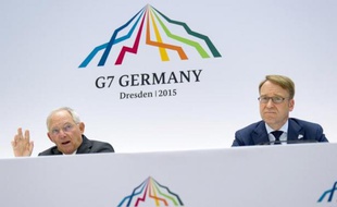 Le ministre allemand des finances, Wolfgang Schaeuble (g) et le directeur de la Banque fédérale allemande, Jens Weidmann (d), lors d'une conférence de presse à la fin du G7 à Dresde, le 29 mai 2015