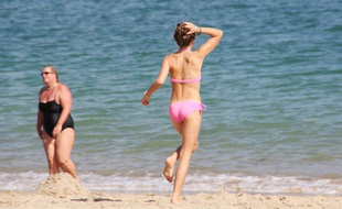 Illustration d'une jeune femme allant se baigner sur une plage de Dinard.