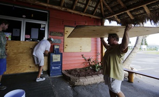 A Port Aransas, au Texas, les habitants protègent leurs maisons avant l'arrivée de l'ouragan Harvey, le 24 août 2017.