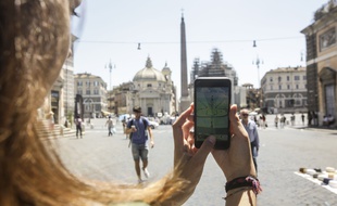 Une joueuse de Pokemon Go à Rome en Italie, le 19 juillet 2016.