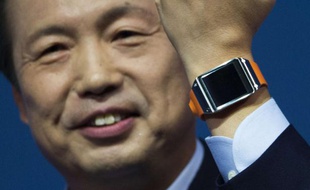 Le PDG de Samsung, J.K. Shin, dévoile la montre Galaxy Gear, le 4 septembre 2013, au salon IFA de Berlin.
