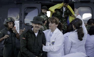 Les derniers policiers et militaires séquestrés par les Farc, les plus anciens otages de Colombie, ont retrouvé lundi la liberté, un geste jugé toutefois insuffisant par le gouvernement pour ouvrir un dialogue avec la principale guérilla du pays.