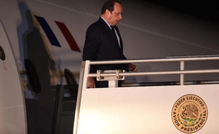 Le Président François Hollande à son arrivée à Mexico le 10 avril 2014 pour une visite d'Etat de deux jours