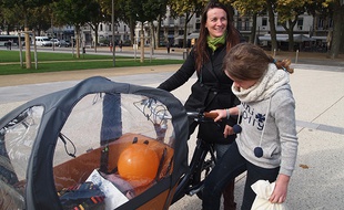 Peggy est passée de la 4L au vélo cargo pour transporter les enfants ou les courses.