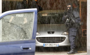 Le braqueur présumé Rédoine Faïd arrive au tribunal de Lille escorté par la BRI, le 29 mai 2013. (Archives