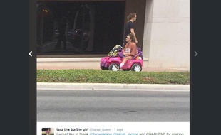 Tara Monroe, étudiante texane, se déplace en voiture Barbie depuis que son permis de conduire a été suspendu.