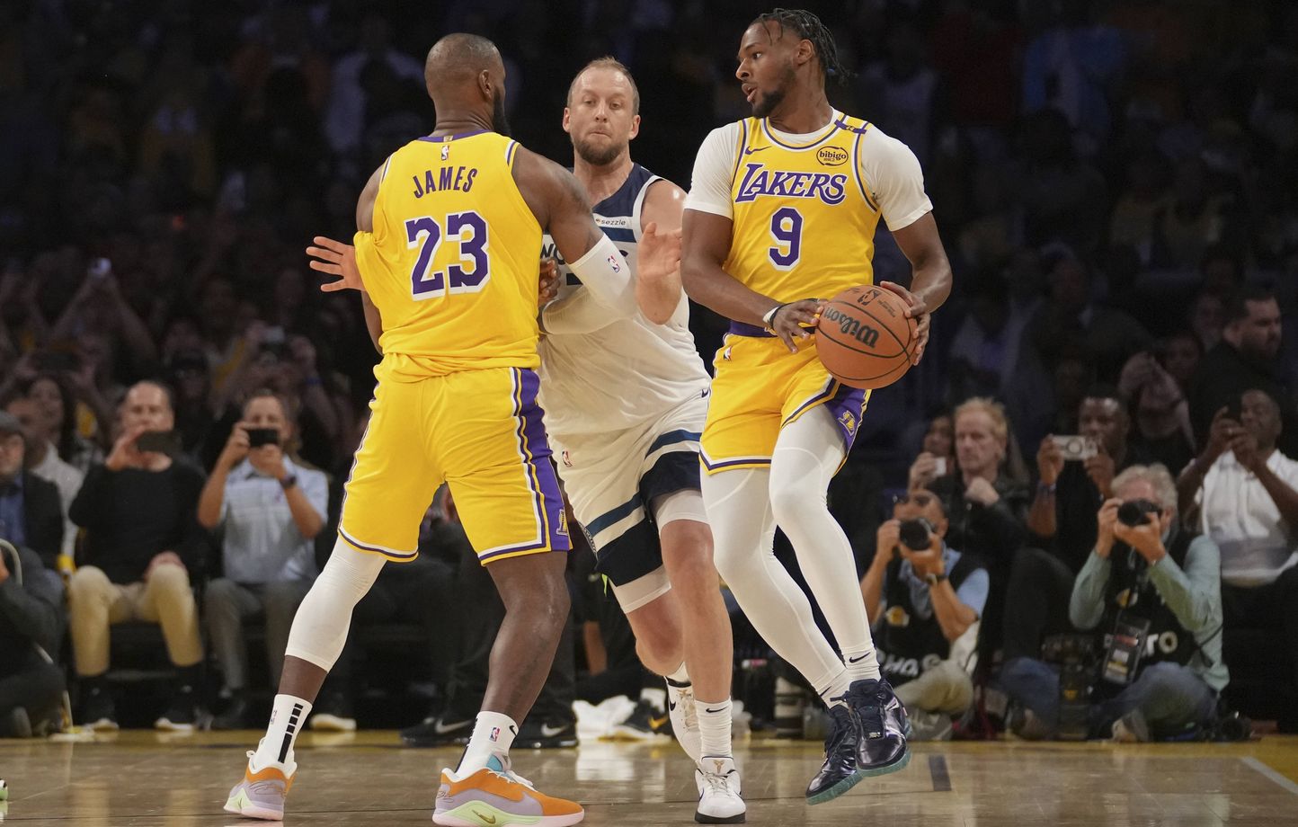 LeBron James « super fier » du fiston Bronny après son premier match NBA