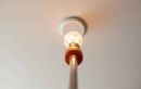 Vous n’utiliserez plus jamais un escabeau pour changer vos ampoules après avoir découvert cette astuce qui simplifie tout