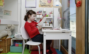 Enfant à son domicile, qui travaille à distance en raison du confinement. Crédit:Stephane ALLAMAN/SIPA.