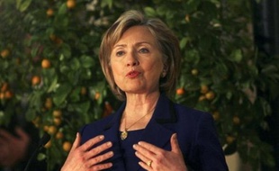 La secrétaire d'Etat américaine Hillary Clinton a entamé mercredi à Ramallah ses entretiens avec les dirigeants palestiniens pour les assurer de l'engagement de Washington à oeuvrer à la création d'un Etat palestinien.