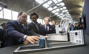 Francois Hollande (g) visite la nouvelle Halle Freyssinet à Paris le 22 octobre 2014, un ancien hangar de la SNCF, appelé à devenir en 2016, à l'initiative du fondateur d'Iliad Xavier Niel, le plus grand incubateur de start-up du monde