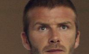 David Beckham est arrivé à Londres jeudi peu après midi, en provenance de Los Angeles où il vit, pour se rendre au chevet de son père Ted, hospitalisé après avoir été victime d'une crise cardiaque la nuit dernière.