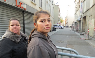 Kamila et Priscilla, devant la rue du Corbillon à Saint-Denis, là où elles habitaient... jusqu'à l'assaut, du mercredi 18 novembre. Depuis, elles sont hébergées dans un gymnase par la mairie, comme 43 autres adultes et 26 enfants.