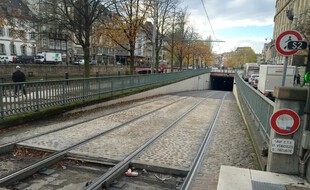 Une fosse anti-intrusion à la sortie/entrée du tunnel des Halles à Strasbourg.