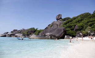 Illustration d'une plage de l'île de Phuket, en Thaïlande.