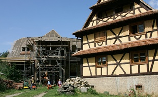 Une maison à colombage en cours de restauration à Rangen, le 12 septembre 2007 (Illustration).