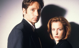 Les acteurs David Duchovny et Gillian Anderson dans la série «X-Files» dans les années 1990.