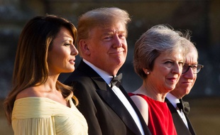 Philip et Theresa May accueillent Donald et Melania Trump au Blenheim Palace
pendant leur visite en Grande Bretagne le 12 juillet 2018.