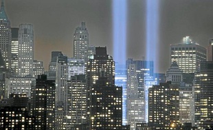 Une répétition de « Tribute in Light » prévu dimanche à New York.Les touristes découvrent le projet de reconstruction.Le mémorial sera inaugurée par Obama et le maire de New York, dimanche.Une touriste devant le site de Ground Zero , à New York.
