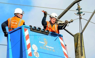 Des agents ERDF réparent une ligne électrique sur un pilône après le passage de la tempête Dirk, le 26 décembre 2013