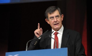 Jean-Pierre Jouyet, qui devrait prochainement diriger la Caisse des dépôts (CDC), a annoncé se mettre en retrait de la présidence de l'Autorité des marchés financiers (AMF) afin de se consacrer au processus de désignation à la tête du bras armé financier de l'Etat.