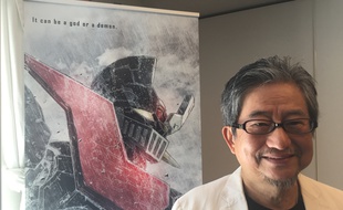 Gō Nagai à Annecy devant l'affiche de Mazinger Z