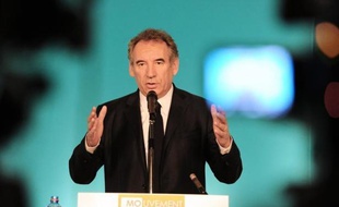 Le président du MoDem François Bayrou souhaite que François Hollande, qui doit intervenir dimanche sur TF1, "s'élève au niveau historique de ses responsabilités", celui de "fixer un cap" aux Français, "de leur faire sentir que le progrès passe par le courage".
