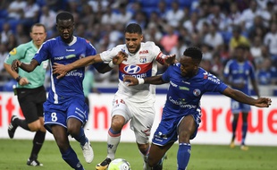 Yoann Salmier (à droite devant de Lyonnais Nabil Fekir et son partenaire Jean-Eudes Aholou, à gauch) a découvert la Ligue 1 en ce mois d'août avec le Racing club de Strasbourg, avec lequel il grandit, pas à pas.