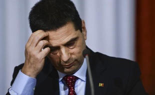 Le Portugal était en pleine tourmente politique depuis la démission mardi dernier de M. Portas, 24 heures après celle, tout aussi inattendue, du ministre des Finances, Vitor Gaspar, principal responsable de la mise en oeuvre du programme de réformes et de rigueur que le pays s'est engagé à mettre en oeuvre en échange de l'aide internationale obtenue en mai 2011.
