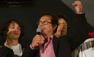 La destitution controversée du maire de Bogota, Gustavo Petro, a été suspendue temporairement mardi, un répit pour cette figure de la gauche en Colombie, après que le gouvernement eut averti que sa sanction serait appliquée sauf en cas de contre-ordre judiciaire.