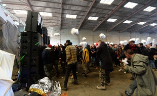 La rave party, qui a rassemblé 2.500 personnes à Lieuron au sud de Rennes, s'est achevée samedi matin.