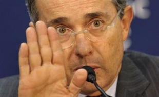 La France a appelé lundi la Colombie à ne rien faire qui puisse mettre "en danger" la vie des otages, dont la Franco-colombienne Ingrid Betancourt, après la décision du président Alvaro Uribe d'encercler les zones où la guérilla des Farc les détient.