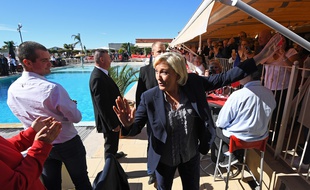 Marine Le Pen avant de prendre la parole lors de son meeting dans le Vaucluse