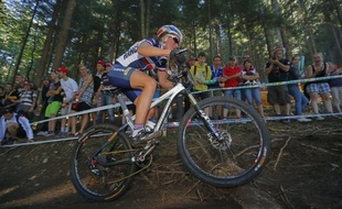 La Française Julie Bresset a remporté le titre de championne du monde de cross-country, moins d'un mois après sa médaille d'or olympique, surclassant sa principale rivale, la Norvégienne Gunn-Rita Dahle, tandis que le Suise Nino Schurter, vice-champion olympique, a été sacré chez les messieurs, samedi à Saalfelden (ouest).
