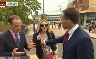 Ben Bradford repousse une passante pendant une interview en direct sur la BBC.