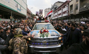 La foule entourant à Bagdad (Irak) la dépouille du général iranien Qassem Soleimani, tué le 3 janvier.