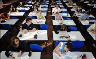 Les élèves du second degré réussissent mieux actuellement et sont proportionnellement plus nombreux à obtenir le baccalauréat que leurs aînés, selon une enquête comparative des jeunes entrés en 6e en 1989 et en 1995 que publie lundi le ministère de l'Education nationale.
