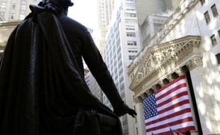 La Bourse de New York repartait dans le rouge jeudi en matinée, effaçant les gains engrangés à l'ouverture grâce à un indicateur positif sur le front de l'emploi: le Dow Jones perdait 0,23% et le Nasdaq 0,36% vers 14H45 GMT.