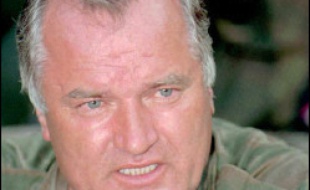 Ancien chef militaire des Serbes de Bosnie, Ratko Mladic, 62 ans, a été inculpé de génocide par le TPI en 1996 pour son rôle dans le siège de Sarajevo et dans le massacre à Srebrenica (est de la Bosnie) de près de 8.000 Musulmans.