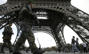 Soldats du plan Vigipirate en patrouille le 16 novembre 2015 sous la Tour Eiffel à Paris