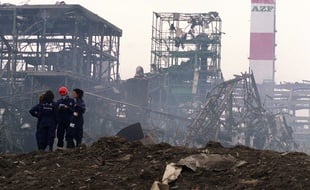 L'explosion de l'usine AZF a laissé un cratère d'une quarantaine de mètres de diamètre, le 21 septembre 2001.