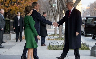 Le président Donald Trump salue George W. et Laura Bush à l'entrée de la résidence de Blair House, le 4 décembre 2018.