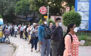 File d'attente pour entrer dans le métro à New Delhi en Inde, le 24 septembre 2020.