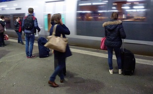 Des passagers attendent l'arrivée d'un train en gare de Rennes.